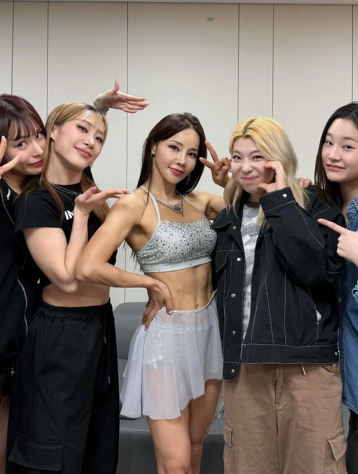  Tranh thủ sức nóng thời điểm mới gây sốt tại World Cup, cô phát hành album đầu tay mang tên Rendezvous. Ca khúc nổi tiếng nhất của cô là Answer the Phone từng gây sốt tại nhiều quốc gia châu Á, giúp cô được đề cử ở hạng mục Nghệ sĩ nữ mới xuất sắc nhất tại MAMA. Tuy nhiên, sự nghiệp âm nhạc của cô không kéo dài lâu. Mina hiện tại chuyển hướng sang làm sáng tạo nội dung, trở thành influencer trong lĩnh vực thể hình. 