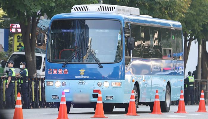  Chiếc xe buýt chở cựu Tổng thống Yoon Suk Yeol đến Tòa án Quận Trung tâm Seoul ở quận Seocho, phía nam Seoul (Hàn Quốc) ngày 12/6. Ảnh: Yonhap. 
