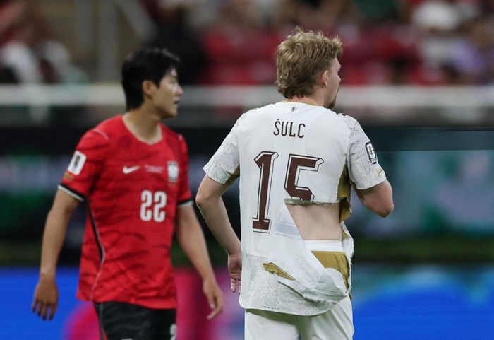 Áo của Pavel Sulc bị rách trong trận đầu ở World Cup 2026.