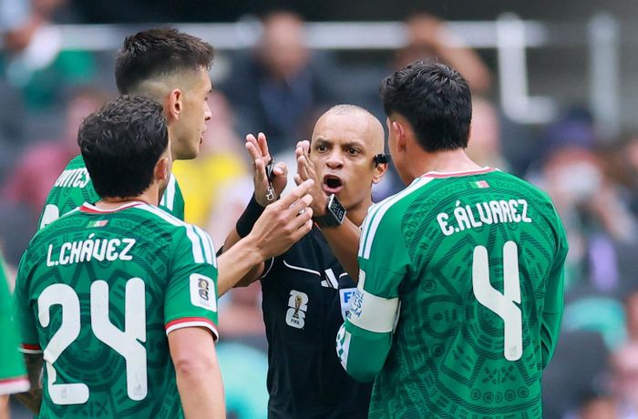 Trọng tài Wilton Sampaio liên tục rút thẻ đỏ trong ngày khai mạc World Cup 2026.