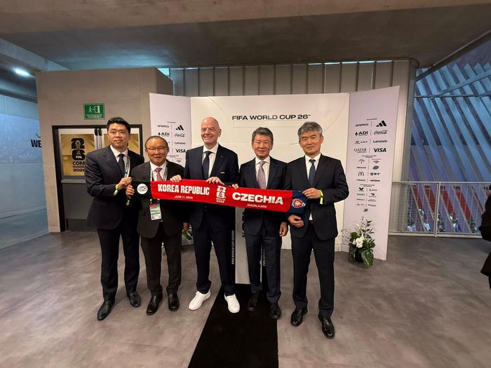  Ông Park chụp ảnh cùng Chủ tịch FIFA, Gianni Infantino. Ảnh: FBNV 
