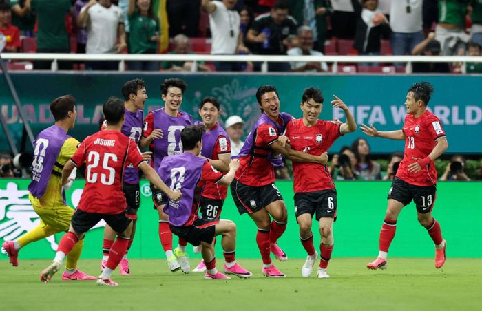 Các cầu thủ Hàn Quốc bất ngờ bị CH Czech vượt lên dẫn 1-0 ngay đầu hiệp hai. Tuy nhiên, đại diện châu Á cũng không mất nhiều thời gian để gỡ hòa 1-1 do công của Hwang In-beom ở phút 67.