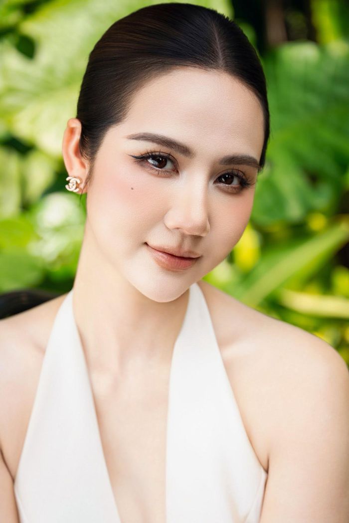 Nữ diễn viên tham gia đều đặn những dự án phim truyền hình những năm qua. Vai diễn gần nhất của cô là Ngân trong Cách em 1 milimet (2025). Song Huyền Lizzie vẫn nhận ý kiến trái chiều xoay quanh diễn xuất và phong độ qua các dự án. Trước những tranh luận, nữ diễn viên bày tỏ: "Tôi không thấy tủi thân mà xem đó là động lực học hỏi. Vai diễn sau, tôi cố gắng hơn vai diễn trước. Tôi coi đó là động lực thay vì nhìn nhận theo hướng nặng nề, buồn bã, chạnh lòng. Tôi hết mình với nghề, chơi với nghề bằng năng lực diễn xuất tự có. Tôi lắng nghe, học hỏi mỗi ngày để hoàn thành vai diễn và luôn biết ơn sự góp ý của khán giả".