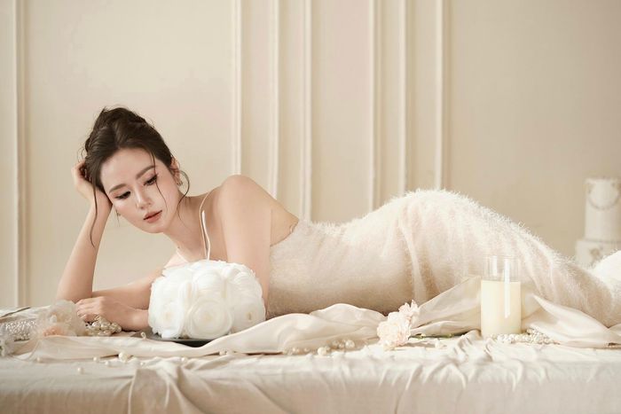 Nữ diễn viên được khen ngày càng gợi cảm ở tuổi U40. Huyền Lizzie khá kín tiếng trong chuyện đời tư những năm qua. Cô được cho là vẫn độc thân và tập trung phần lớn thời gian cho công việc. Thời gian rảnh rỗi, cô đi du lịch, tụ tập cùng nhóm bạn thân.