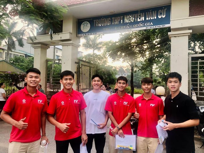  Các học viên thuộc Trung tâm Đào tạo Bóng đá trẻ PVF (từ trái sang phải): Thủ môn Nguyễn Thành Long, tiền vệ Hoàng Trọng Duy Khang, tiền vệ Vũ Kỳ, hậu vệ Trịnh Nam Khánh, hậu vệ Đặng Văn Hùng, tiền vệ Trần Hoàng Khanh tại điểm thi THPT Nguyễn Văn Cừ, Gia Lâm, Hà Nội. Ảnh: PVF. 