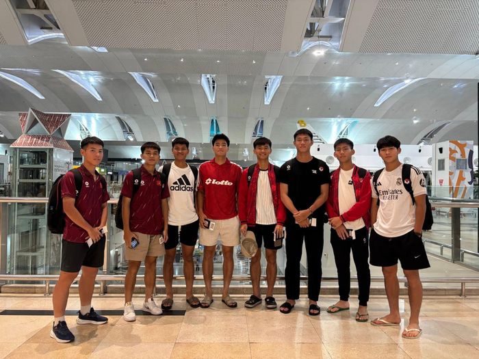  Các tuyển thủ U19 Việt Nam sinh năm 2008: Lê Tấn Dũng (SLNA), Hoa Xuân Tín (CLB Công an TP.HCM), Đậu Hồng Phong, Nguyễn Thiên Phú (Trẻ Hà Nội), Lê Huy Việt Anh, Hoàng Trọng Duy Khang, Nguyễn Văn Bách (PVF) và Nguyễn Văn Khánh (Hồng Lĩnh Hà Tĩnh) tại sân bay Indonesia về nước ngày 10/6. Ảnh: Nguyễn Thiên Phú. 