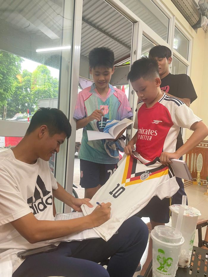  Văn Bách ký tặng người hâm mộ nhí. Ảnh: PVF 