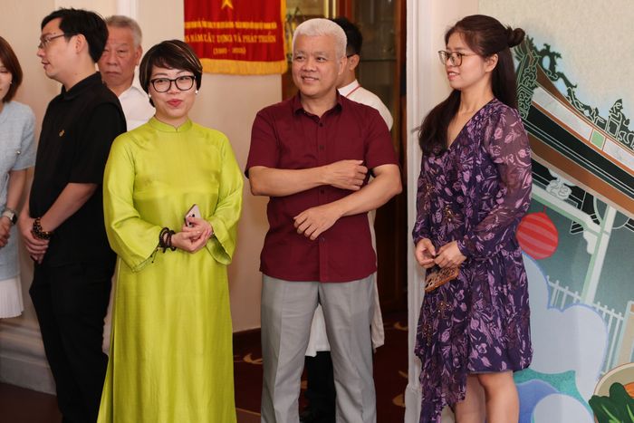  Bà Nguyễn Thị Thu Hường, Phó Giám đốc Quỹ Hỗ trợ bảo tồn di sản văn hóa Việt Nam (áo dài) trò chuyện cùng ông Nguyễn Lâm Thanh, Tổng giám đốc TikTok Việt Nam tại sự kiện. Ảnh: Quỹ Di sản. 