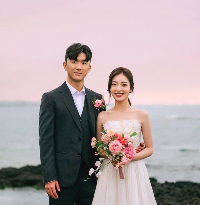  Hwang In-beom nổi tiếng có chuyện tình lãng mạn với bà xã Kim Min-ji. Cặp đôi hẹn hò từ tháng 10/2016. Tháng 7/2021, kỷ niệm 5 năm, tiền vệ tuyển Hàn Quốc đăng bức ảnh cưới, công bố sắp sửa về chung nhà với nửa kia. "Những ngày phía trước còn nhiều hơn thời gian chúng ta đã bên nhau, vì vậy hãy hạnh phúc hơn một chút so với hiện tại. Cảm ơn em yêu", anh viết. Tháng 12 cùng năm, đám cưới của cặp đôi diễn ra với sự chúc phúc của người thân, bạn bè và người hâm mộ. Ảnh: inbeom_hwang6/Instagram. 