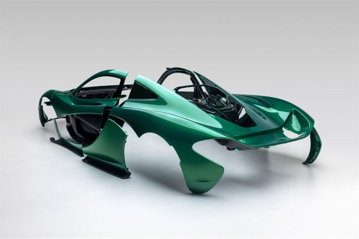  Bằng việc ứng dụng các chất liệu siêu nhẹ, McLaren P1 có khối lượng khô khoảng 1.395 kg, mặc dù được trang bị thêm động cơ điện phụ trợ và bộ pin điện cho hệ thống hybrid. 