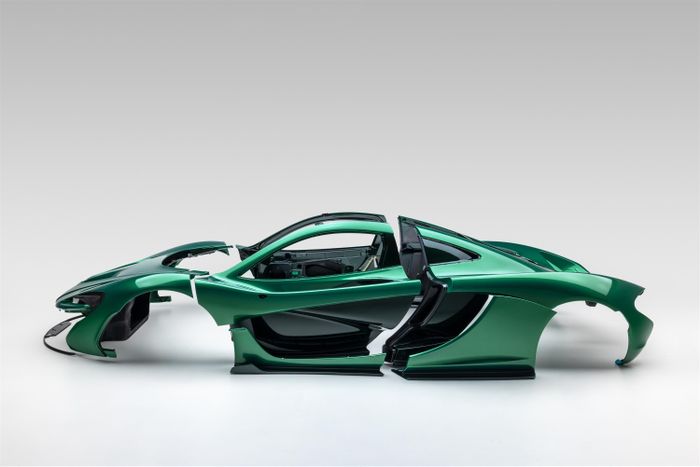  Bộ thân vỏ này được sơn màu xanh Metallic Green, đi kèm với một số chi tiết sợi carbon lộ thiên tại cánh gió trước, hốc và tấm ốp sườn. Nguồn cảm hứng cho những đường nét đặc biệt của P1 lấy cảm hứng từ loài cá buồm đại dương. 