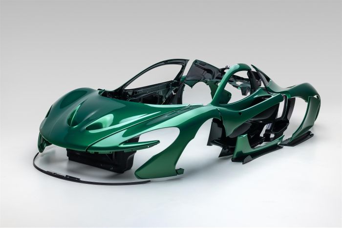  Sau đó, bộ thân vỏ "nguyên zin" đã được đại lý siêu xe mua lại vào năm 2025. Sau khi chiếc McLaren P1 này có chủ nhân mới vào năm ngoái, dàn áo gốc cũng được đăng bán đấu giá vào tháng 6/2026. 