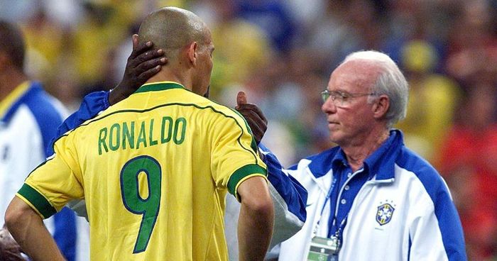 Ronaldo được cho là gặp cơn động kinh ngay trước giờ diễn ra Chung kết World Cup 1998, khiến người hâm mộ đồn đoán nhiều "thuyết âm mưu" tới tận ngày nay. Ảnh: Reuters.