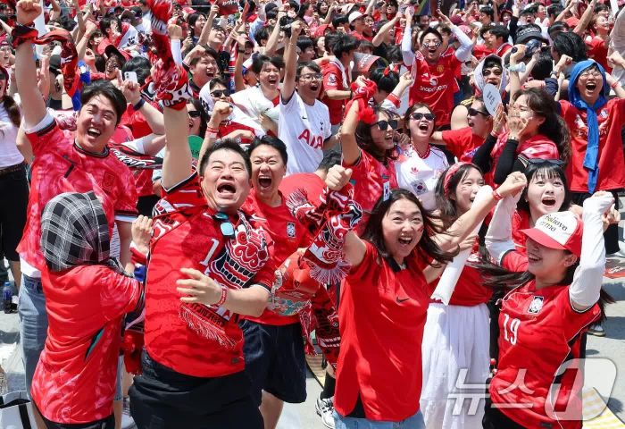 Trận đấu diễn ra vào buổi trưa nên khán giả có thể tập trung cùng theo dõi.