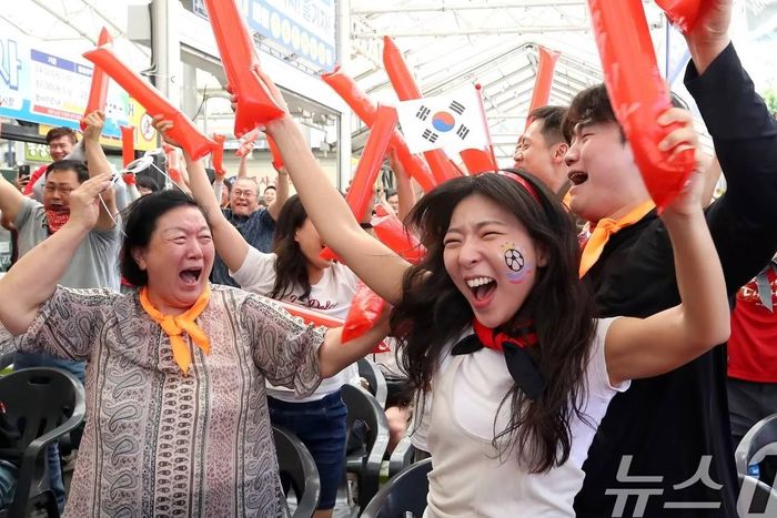 Nhóm cổ động viên Hàn Quốc ăn mừng khi đội tuyển ghi bàn.