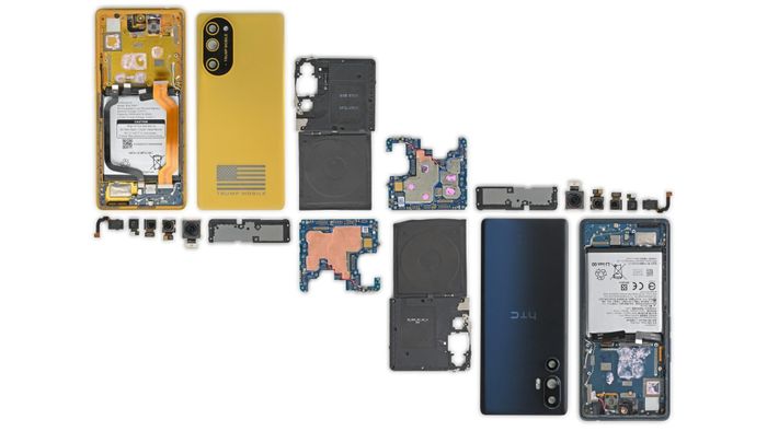  iFixit cho rằng việc tuyên bố T1 được lắp ráp tại Mỹ có thể chỉ là việc gắn một vài linh kiện nhỏ vào phần khung và màn hình đã được dán sẵn từ nước ngoài. Điều này không đủ tiêu chuẩn để được dán nhãn "Made in USA" theo quy định của FTC. Việc sử dụng pin từ Philippines thay vì Trung Quốc cho thấy sản lượng của T1 rất thấp. Ảnh: iFixit. 
