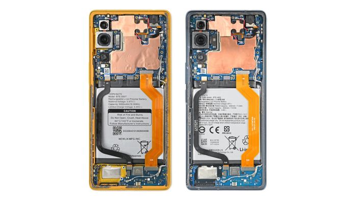  Sau khi tháo nắp lưng, điểm khác biệt rõ ràng nhất chính là việc kéo dài dây cáp đèn flash. Phần khung viền của T1 cũng được sơn màu vàng, thay vì màu đen bóng của U24 Pro. Ảnh: iFixit. 