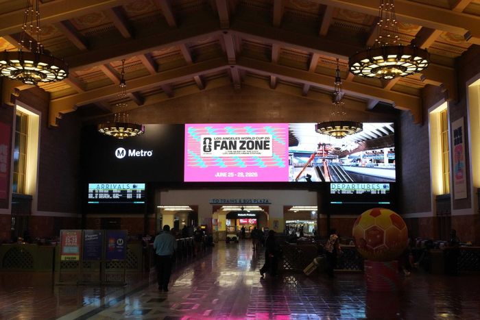  Biển chỉ dẫn khu vực dành cho người hâm mộ World Cup 2026 được lắp đặt tại ga Union Station, một trong những đầu mối giao thông lớn nhất Los Angeles, ngày 10/6. 