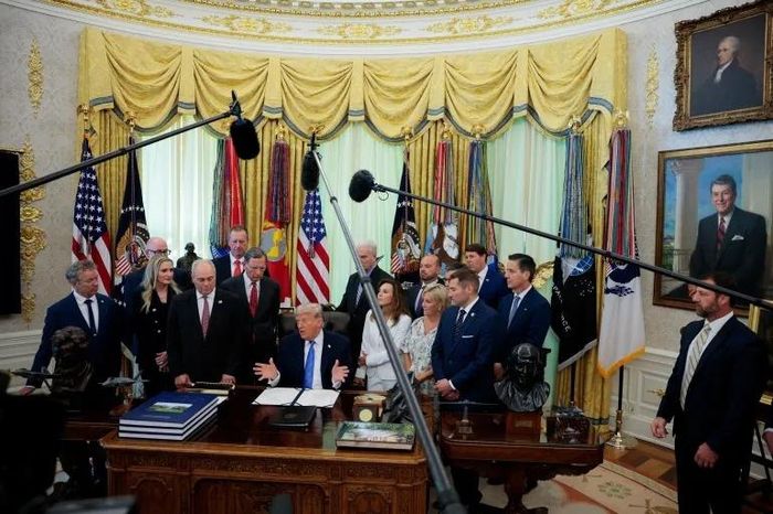  Ông Trump phát biểu tại Phòng Bầu dục ở Nhà Trắng tại Washington, DC, ngày 10/6. Ảnh: Reuters. 