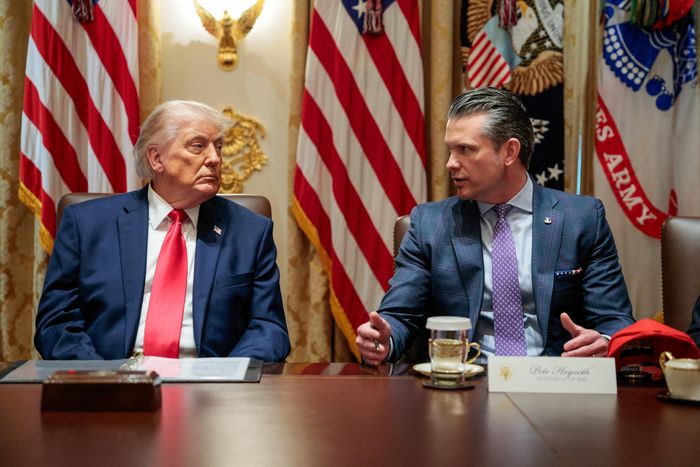  Những ngày gần đây, ông Trump và ông Hegseth liên tiếp báo trước cho Iran về các động thái quân sự Mỹ dự định tiến hành. Ảnh: Reuters. 
