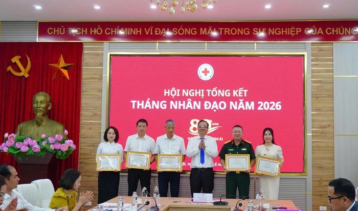Ông Vũ Thanh Lưu, Phó Chủ tịch Hội Chữ thập đỏ Việt Nam trao Bằng khen cho các tập thể, cá nhân có thành tích xuất sắc