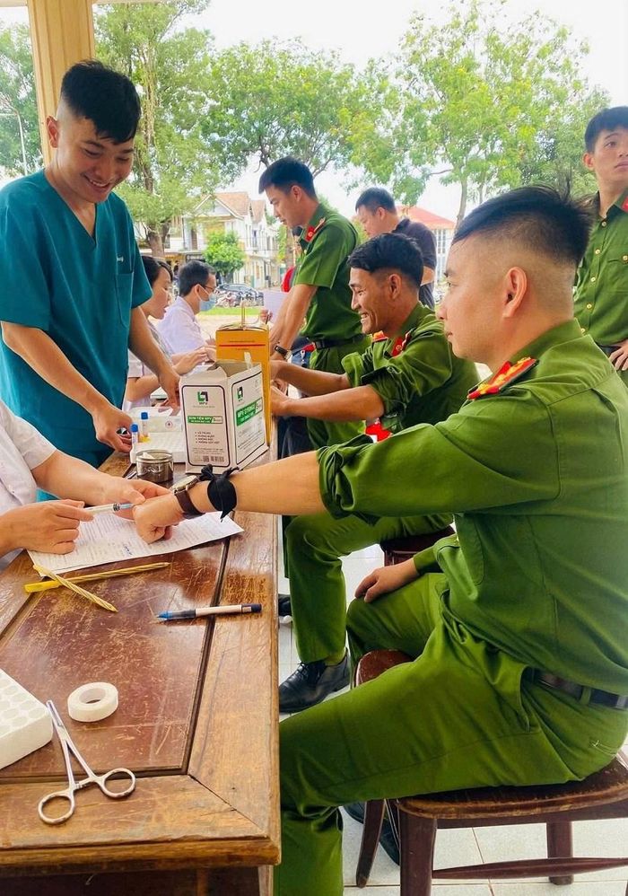 Bằng tấm lòng sẻ chia, các lực lượng chiến sĩ vũ trang đang công tác trên địa bàn tiếp tục phát huy tinh thần xung kích, sẵn sàng tham gia các hoạt động vì cộng đồng