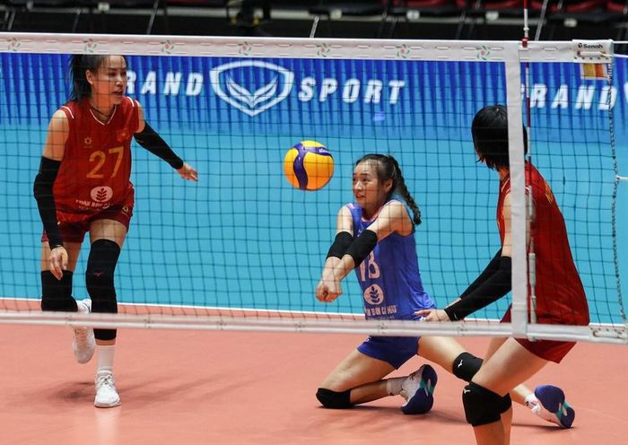 Các cô gái Việt Nam nhận thất bại đầu tiên tại giải. Ảnh: AVC