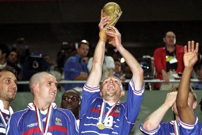 Frank Leboeuf ăn mừng chức vô địch World Cup 1998 cùng tuyển Pháp