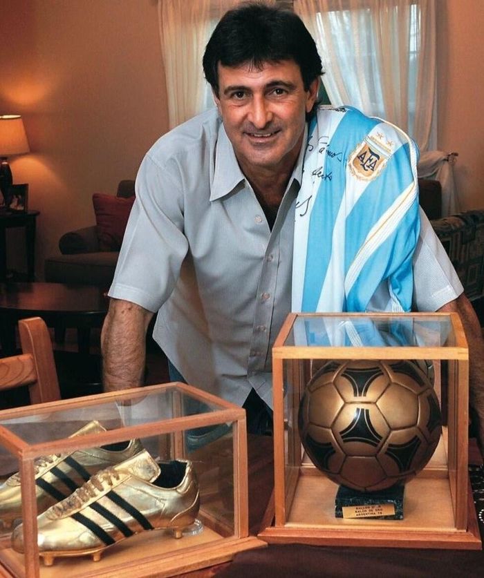 Mario Kempes cùng Quả bóng vàng World Cup 1978, phần thưởng dành cho cầu thủ xuất sắc nhất giải