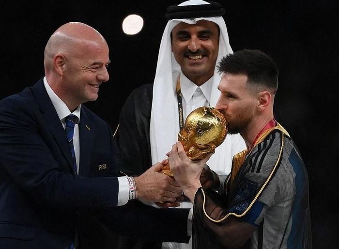 Khoảnh khắc Lionel Messi nâng cúp vàng thế giới cùng chiếc áo choàng Bisht đã trở thành hình ảnh biểu tượng của World Cup 2022