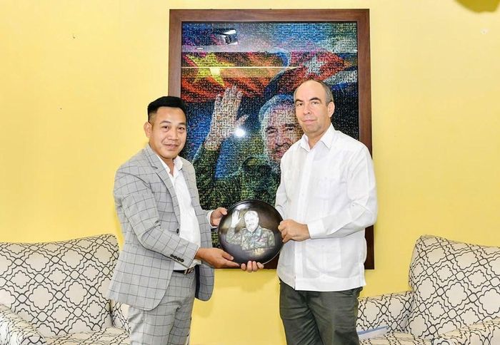 Viện Kinh tế, Văn hóa và Nghệ thuật cũng trao tặng Đại sứ quán Cuba tại Việt Nam chân dung Tổng Tư lệnh Fidel Castro được chế tác bằng nghệ thuật khảm trai truyền thống Việt Nam.