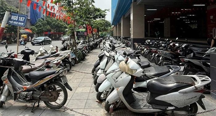 Điểm trông giữ xe chiếm hết vỉa hè dành cho người đi bộ tại Ga Cát Linh. Ảnh: Cao Sơn