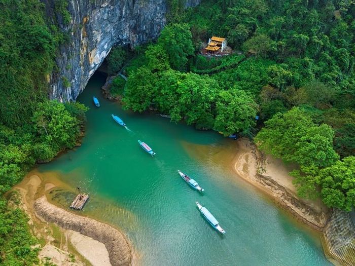 Thuyền chở khách du lịch tham quan động Phong Nha