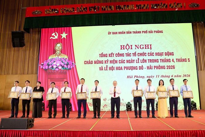 Chủ tịch UBND thành phố Hải Phòng Đỗ Thành Trung trao Bằng khen cho các tập thể tiêu biểu