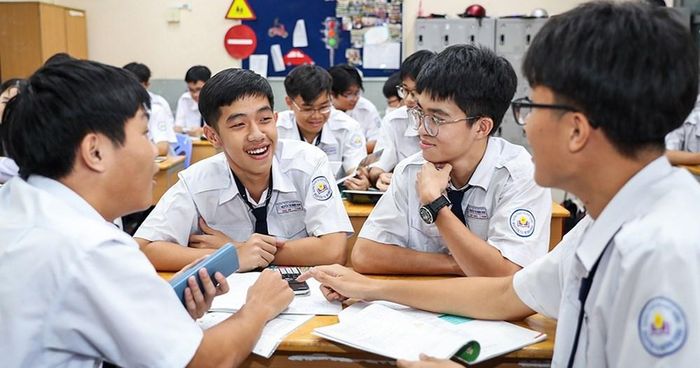 Đề Văn tốt nghiệp THPT ngày càng hướng học sinh ra khỏi lối mòn quen thuộc, khuyến khích tư duy độc lập và khả năng đối thoại với đời sống. Ảnh minh họa