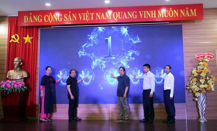 Các đại biểu thực hiện nghi thức phát động cuộc thi