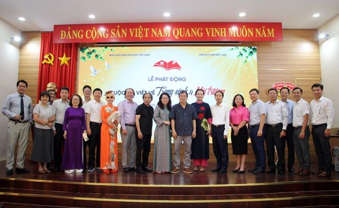 Các đại biểu chụp ảnh lưu niệm tại Lễ phát động