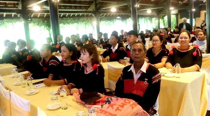 Lớp tập huấn thu hút hơn 100 học viên là các nghệ nhân, nghệ nhân ưu tú cùng những cá nhân đang trực tiếp tham gia gìn giữ, thực hành và trao truyền các giá trị văn hóa truyền thống tại cơ sở