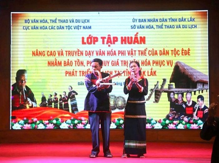 Cục Văn hóa các dân tộc Việt Nam phối hợp với Sở VHTTDL tỉnh Đắk Lắk khai mạc lớp tập huấn nâng cao và truyền dạy văn hóa phi vật thể của dân tộc Êđê