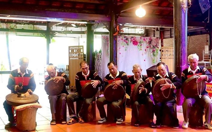 Các nghệ nhân trình diễn các loại hình di sản văn hóa truyền thống của dân tộc Êđê tại lớp tập huấn