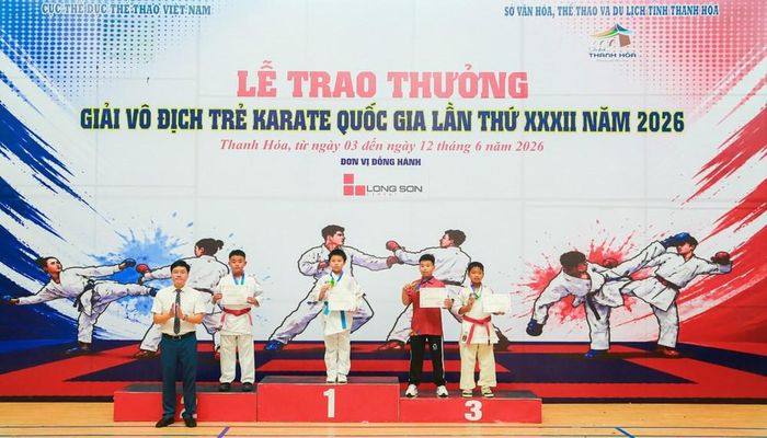 Lãnh đạo Sở VHTTDL Thanh Hóa trao giải Nhất, Nhì, Ba cho các vận động viên xuất sắc nội dung Kumite cá nhân nam lứa tuổi 10 - 11. Ảnh: Anh Tuân