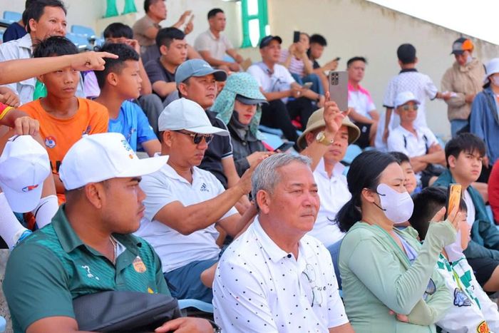 Khán giả cổ vũ nhiệt tình trên khán đài sân vận động Quảng Ngãi