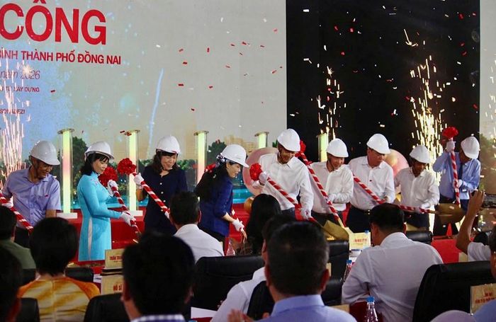 Các đại biểu thực hiện nghi thức động thổ khởi công Dự án nhà ở xã hội cho thuê Long Bình