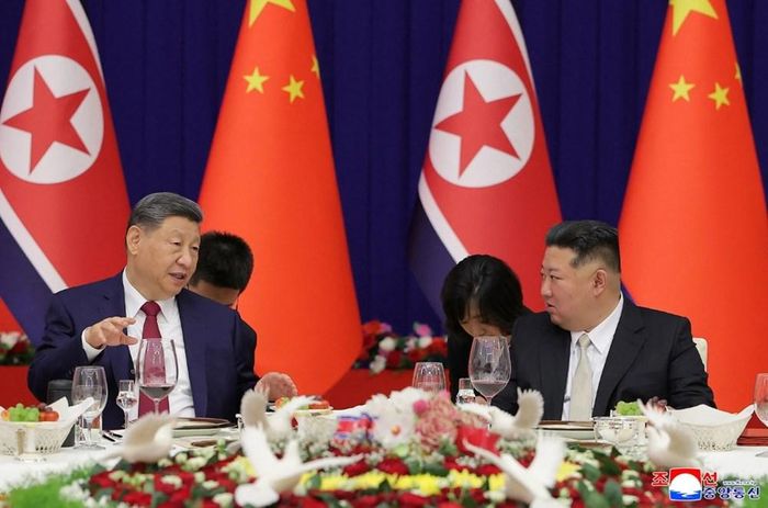 Chủ tịch Trung Quốc Tập Cận Bình cho biết, bản thân và nhà lãnh đạo Triều Tiên Kim Jong-un đã "trao đổi quan điểm sâu sắc về các vấn đề cùng quan tâm" và đạt được "một loạt đồng thuận quan trọng". Ảnh: KCNA