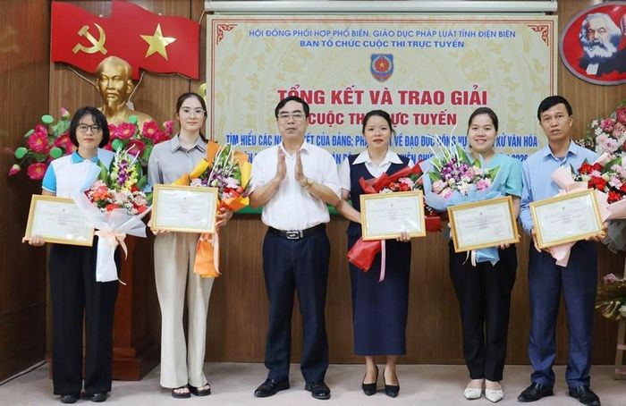 Ban tổ chức đã trao 10 giải tập thể và 30 giải cá nhân xuất sắc