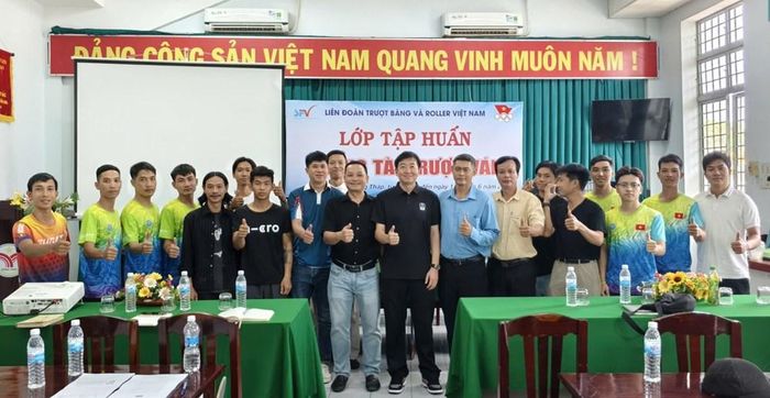Các học viên dự lớp tập huấn chụp ảnh lưu niệm