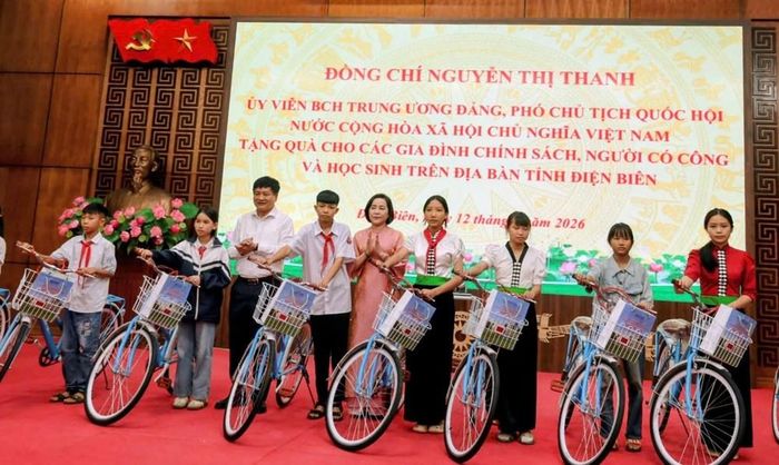 Phó Chủ tịch Quốc hội Nguyễn Thị Thanh trao tặng xe đạp cho các em học sinh