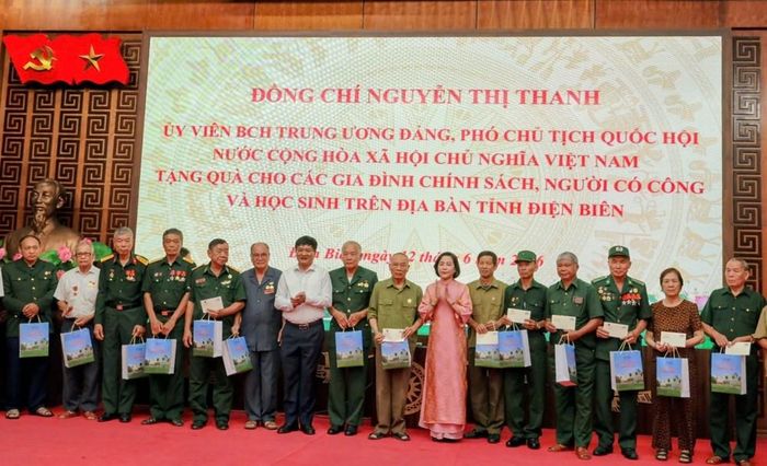 Phó Chủ tịch Quốc hội Nguyễn Thị Thanh trao tặng quà cho các thương binh, bệnh binh, người có công với cách mạng, thân nhân gia đình liệt sĩ