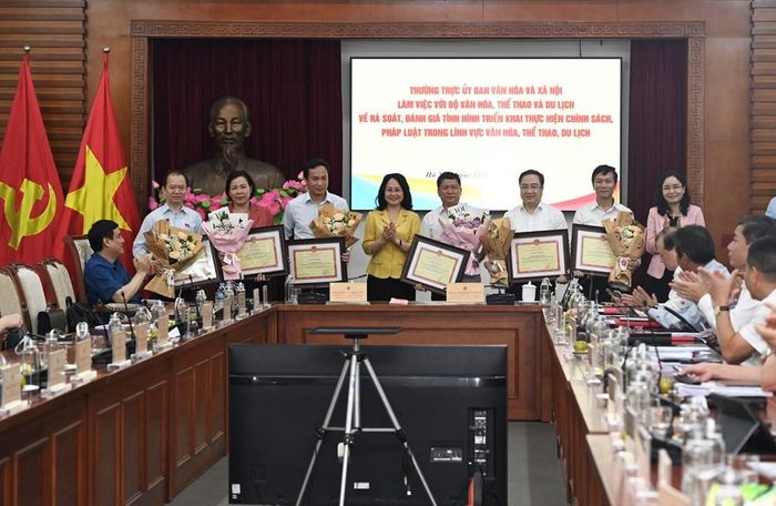 Bộ trưởng Bộ VHTTDL Lâm Thị Phương Thanh tặng Bằng khen của Bộ trưởng cho các cá nhân có nhiều thành tích trong phối hợp với Bộ VHTTDL để xây dựng các văn bản quy phạm pháp luật.