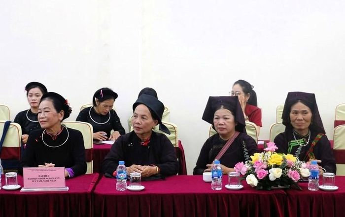 Đây cũng là dịp để các nhà quản lý, nhà nghiên cứu, nghệ nhân và những người am hiểu văn hóa dân tộc trao đổi về công tác bảo tồn di sản